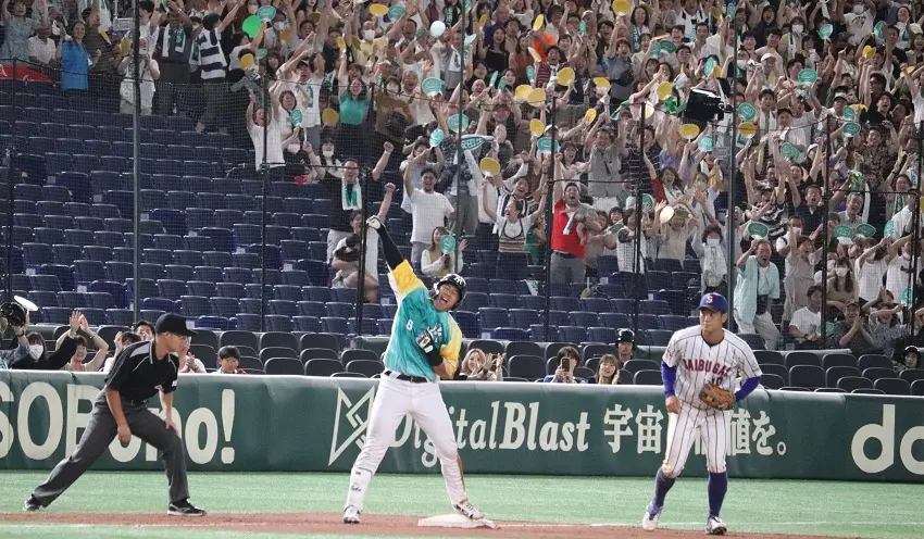 9回2アウトからタイムリー三塁打を放ち、ガッツポーズする福岡高輝内野手（7月16日、東京ドーム）
